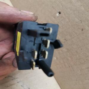 AUDI A4 INTERRUPTEUR BOUTON DEGIVRAGE LUNETTE ARRIERE ref  4D0941503B