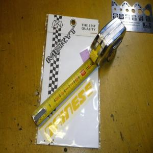 autocollant dainese jaune 10 cm  DESIGN BY MERYT