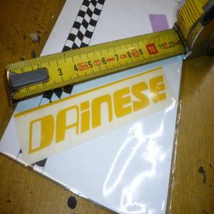 autocollant dainese jaune 10 cm  DESIGN BY MERYT