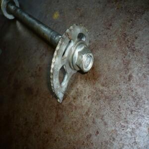 axe de roue arriere  suzuki DR 125 DR 200 1987