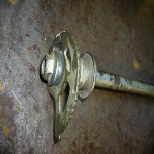 axe de roue arriere  suzuki DR 125 DR 200 1987