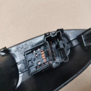 BOUTON COMMANDE LEVE VITRE ARRIERE DROIT NISSAN JUKE F15 REF 829601KA2A