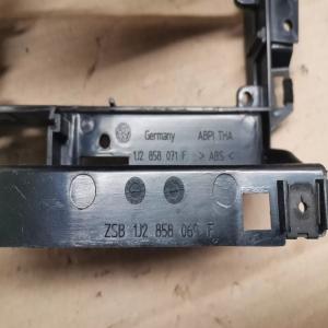 CONSOLE SUPPORT CENTRAL RADIO VOLKSWAGEN GOLF IV REF 1J2858069