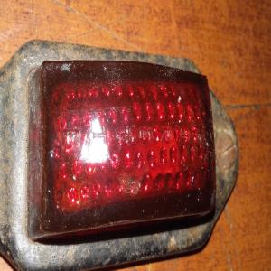feu rouge en verre ancien cirette  avec support velo cyclo camion voiture ?