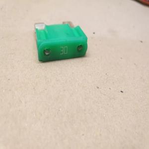 Maxi fusible 30A 32V jaune voiture automobile 2.9X3.5 CM