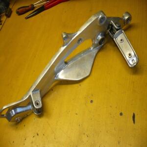 platine repose pied coté droit yamaha 900 tdm