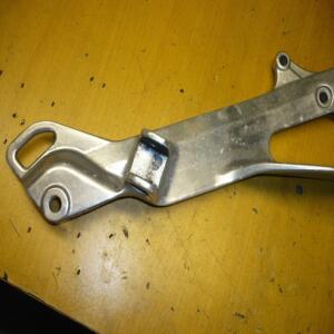platine repose pied coté droit yamaha 900 tdm