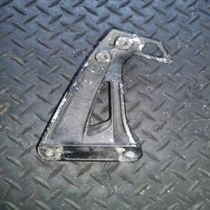 Suzuki SV 650 99/02 - Platine repose Pied Arrière Gauche passager  svs