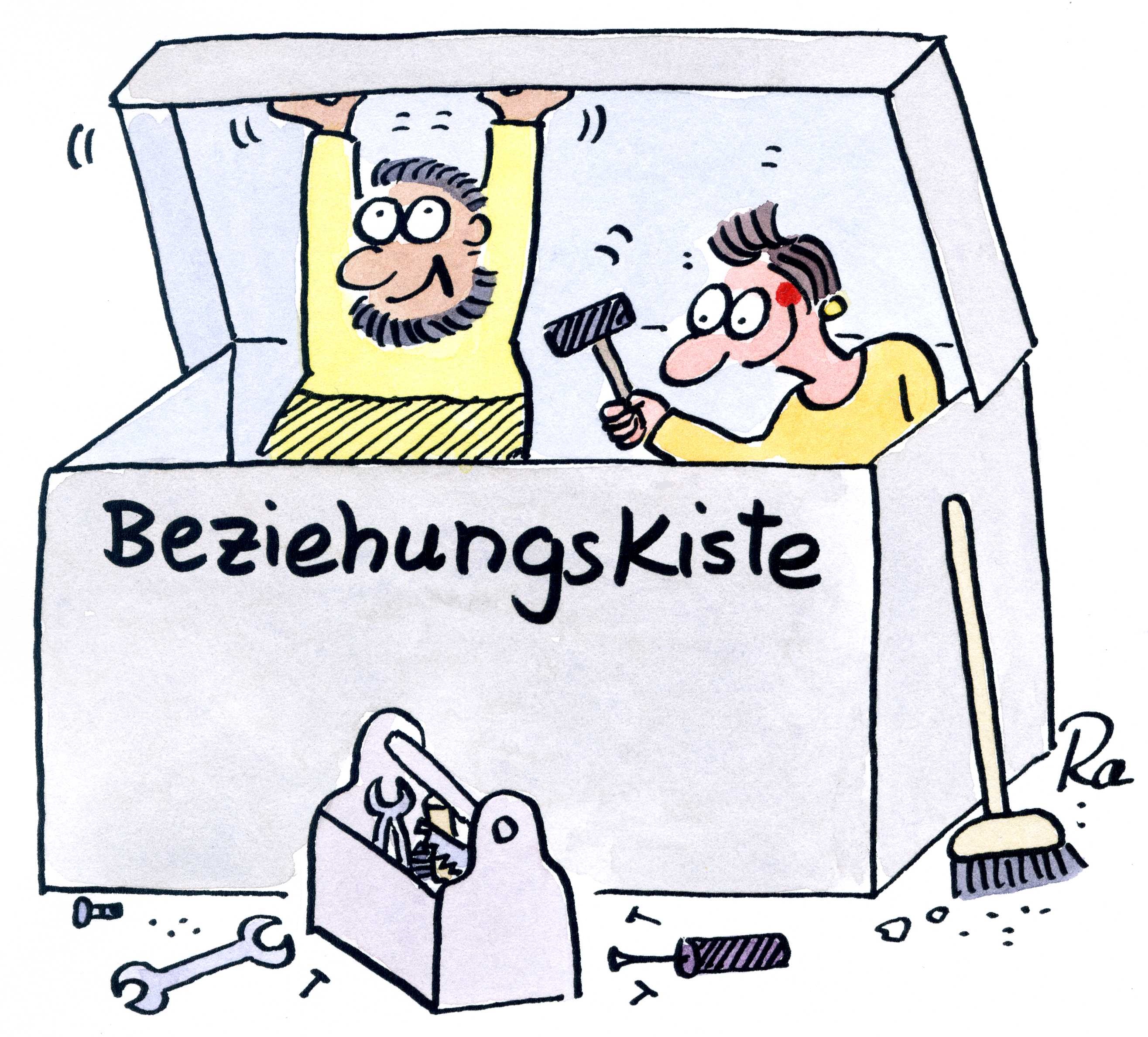 Paar sitzt fröhlich in einer Kiste mit der Aufschrift "Beziehungskiste". Frau hält Hammer in der Hand, Mann stemmt den Deckel hoch. Um die Kiste sind verschiedene Werkzeuge, ein Besen, eine Luftpume und ein Werkzeugkasten verteilt.