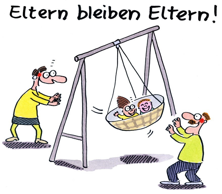 Cartoon von Renate Alf. Getrenntes Elternpaar steht sich an Schaukel gegenüber. Sie schubsen ihre beiden lachenden Kinder, die in der Schaukel sitzen an. Darüber steht: Eltern bleiben Eltern.