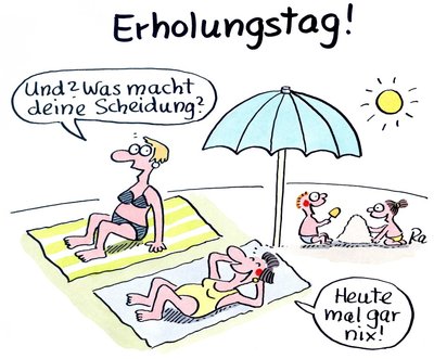 Zwei Frauen liegen auf Handtüchern am Strand, im Hintergrund spielen zwei Kinder im Sand. Eine Frau fragt: "Und? Was macht deine Scheidung?", die andere antwortet: "Heute mal gar nix!"