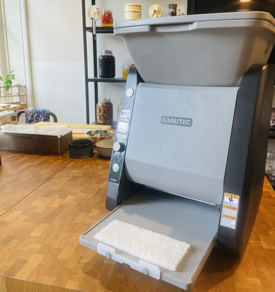 Une machine à tapis de riz qui témoigne de l'automatisation dans la gastronomie japonaise