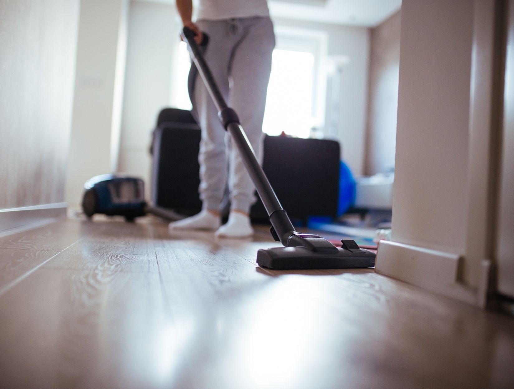 How long does it take to clean a standard apartment?