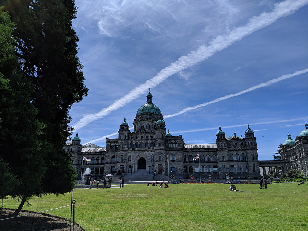 Peaceful waterfront picnic spots on tours
