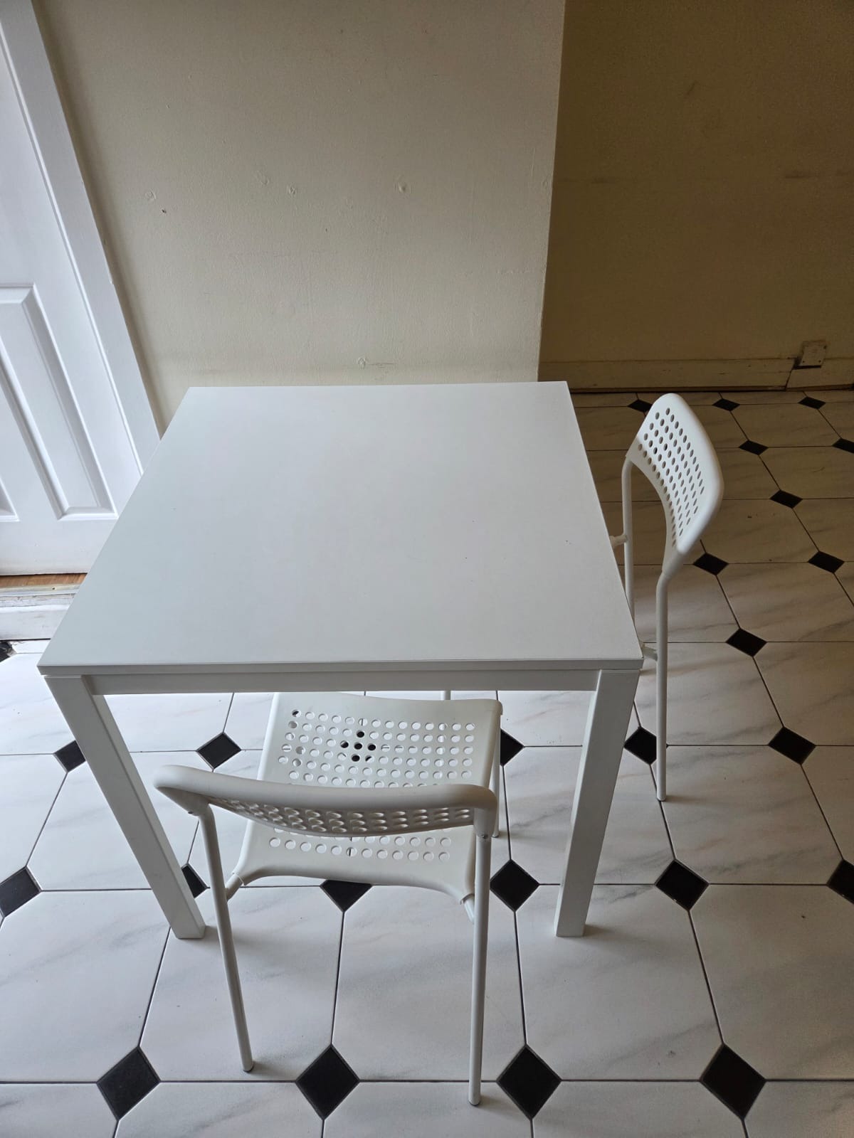 Conjunto de Mesa com Cadeiras