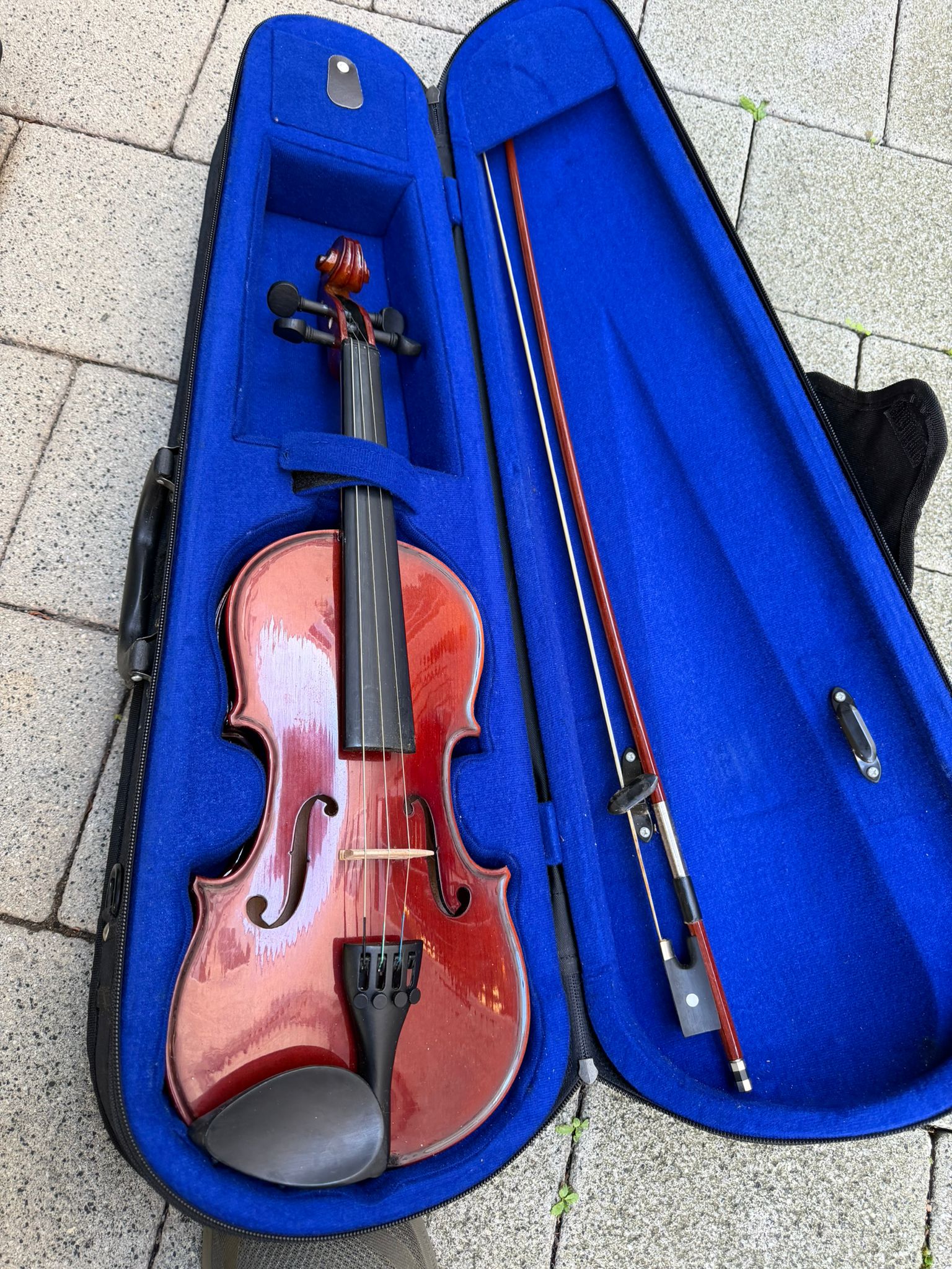 Doação de dois violinos