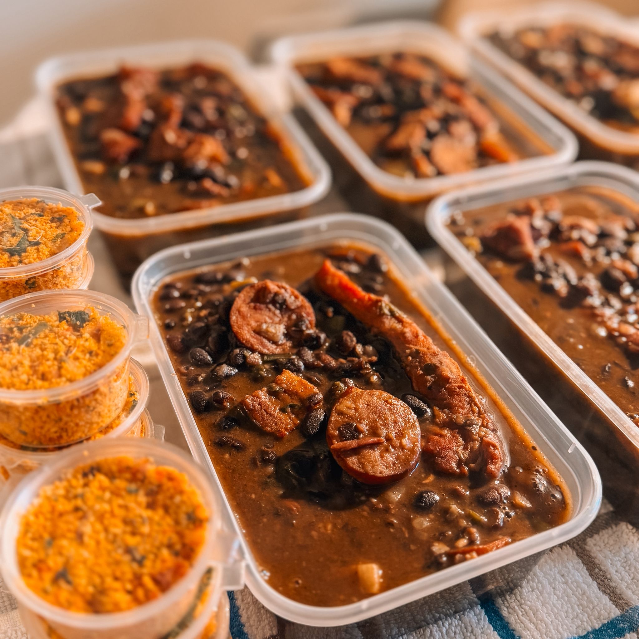 Venda de marmitas e porções de feijão