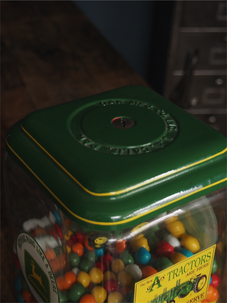 Distributeur à bonbon Americain 1950 john deere – Image 9