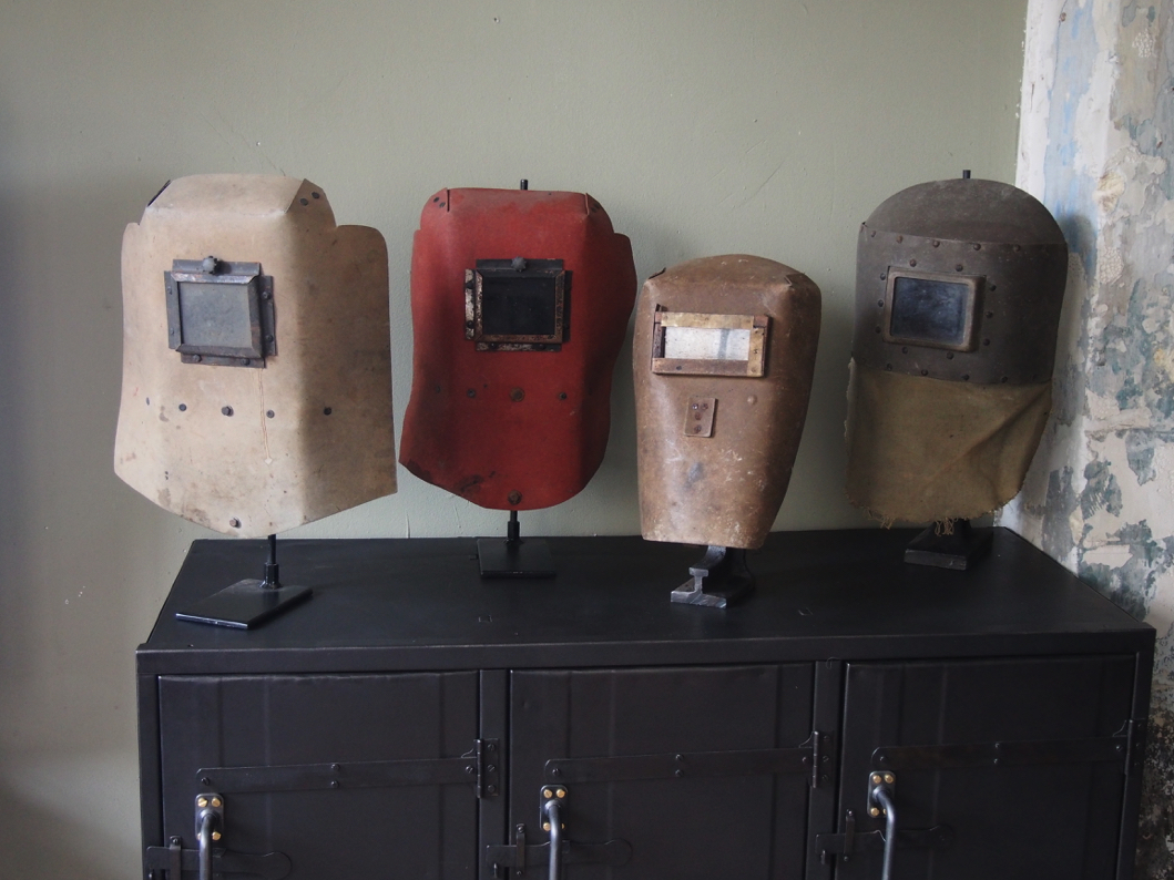 curiosité ancien masque de soudeur sur socle – Image 7