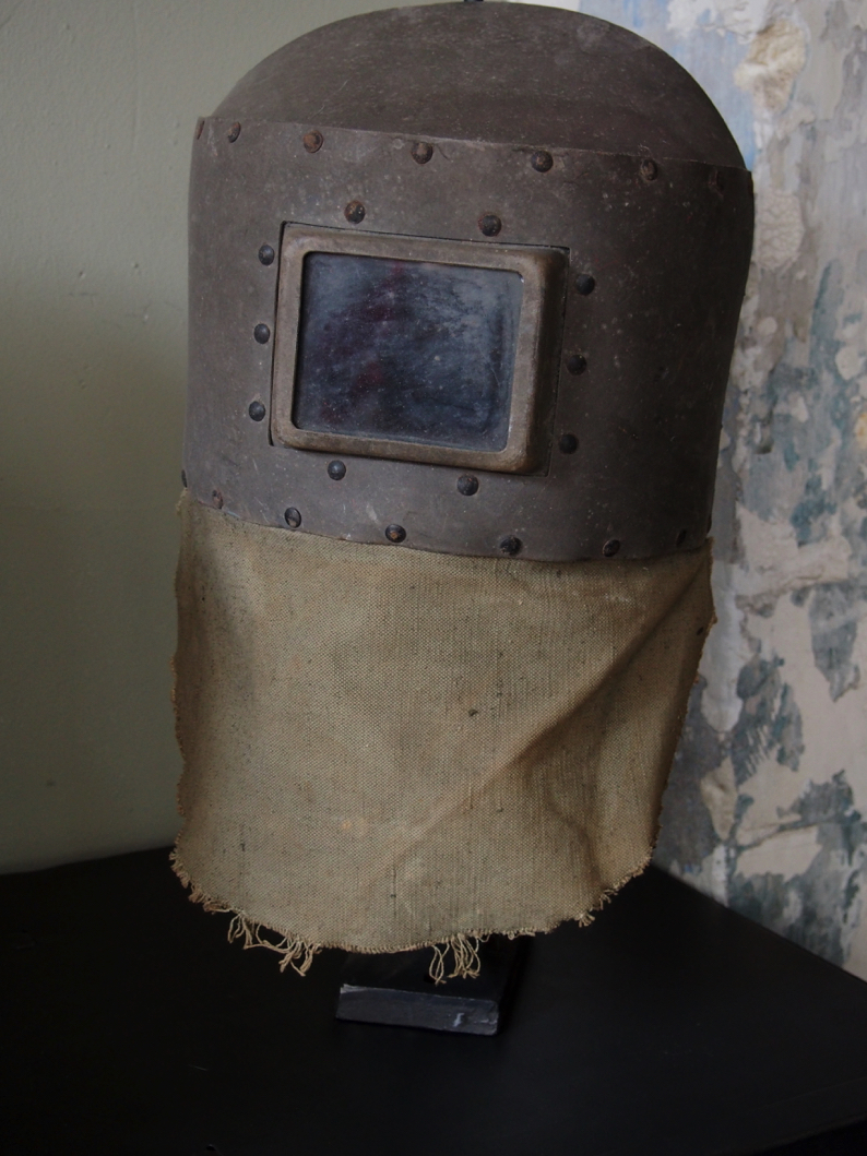 curiosité ancien masque de soudeur sur socle – Image 2