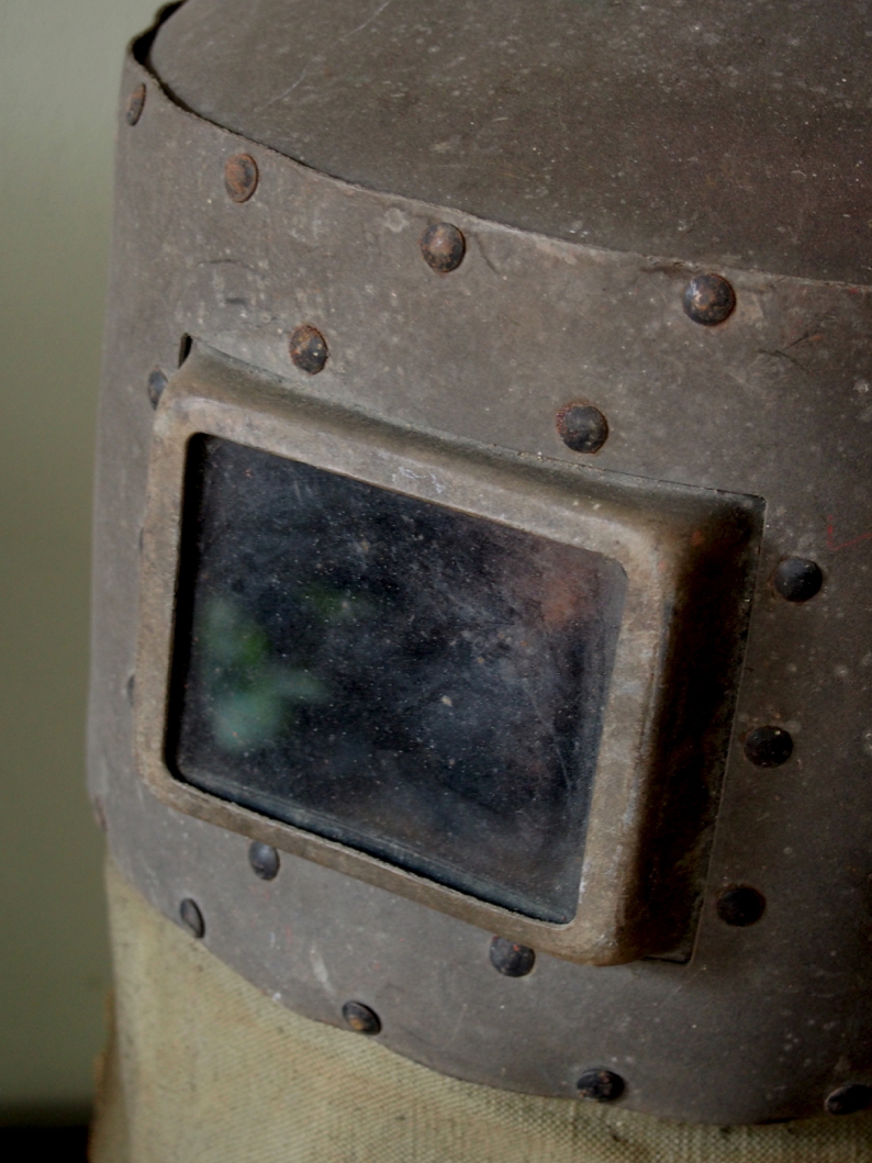 curiosité ancien masque de soudeur sur socle – Image 3