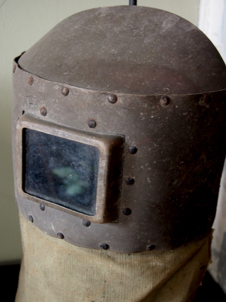 curiosité ancien masque de soudeur sur socle – Image 4