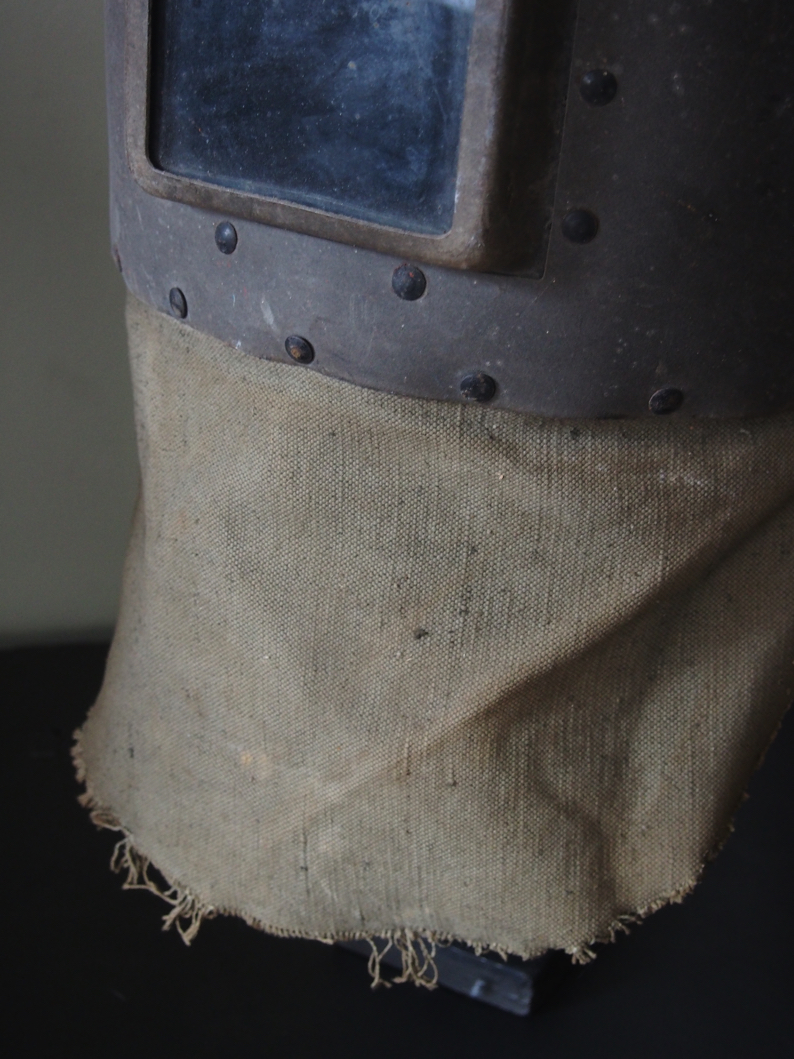 curiosité ancien masque de soudeur sur socle – Image 5