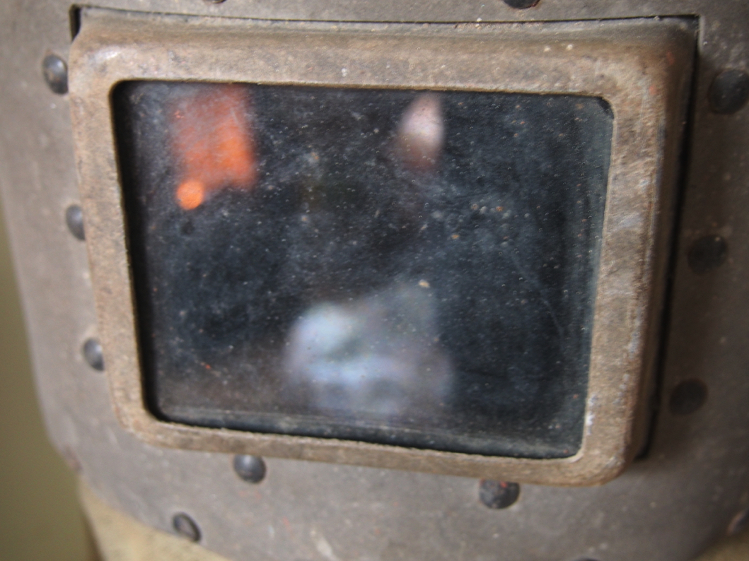 curiosité ancien masque de soudeur sur socle – Image 8