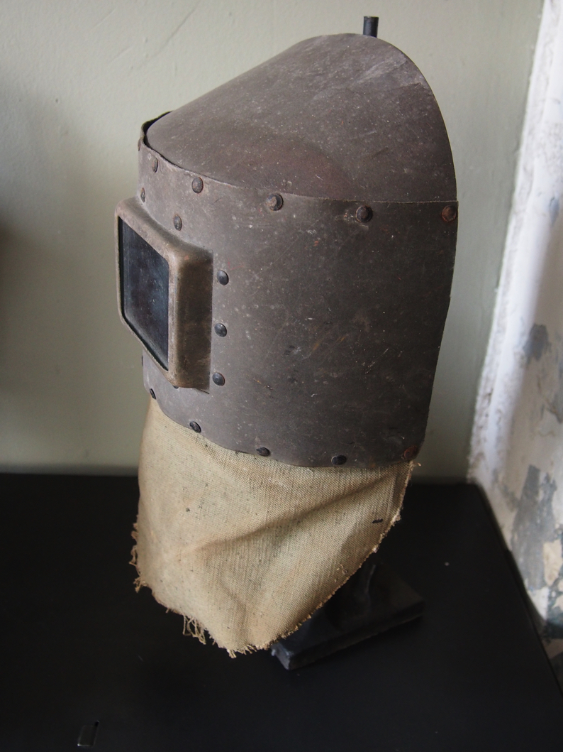 curiosité ancien masque de soudeur sur socle – Image 10