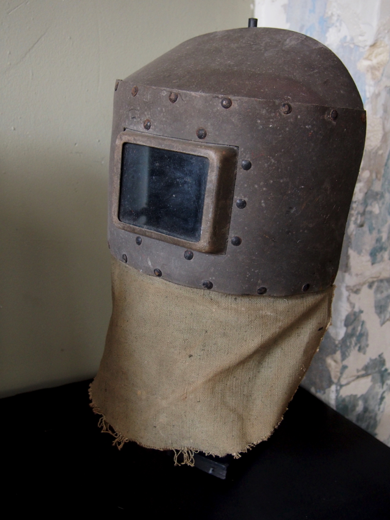 curiosité ancien masque de soudeur sur socle – Image 11