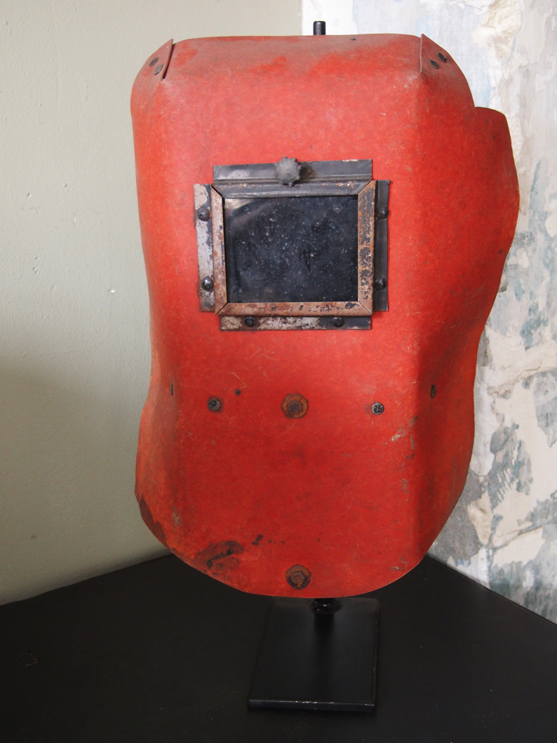curiosité ancien masque de soudeur sur socle – Image 4