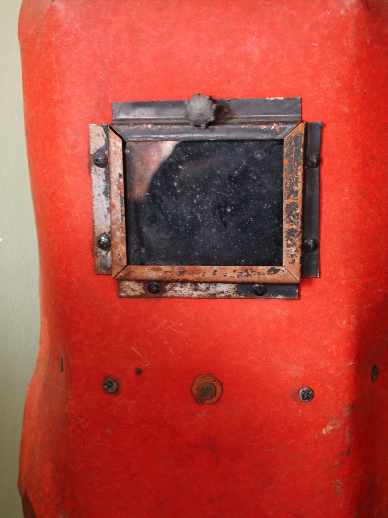 curiosité ancien masque de soudeur sur socle – Image 3