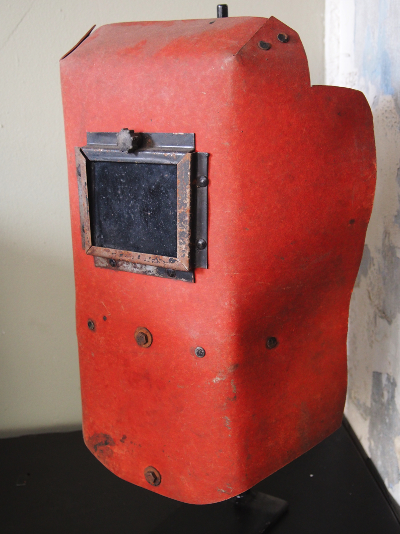 curiosité ancien masque de soudeur sur socle – Image 2