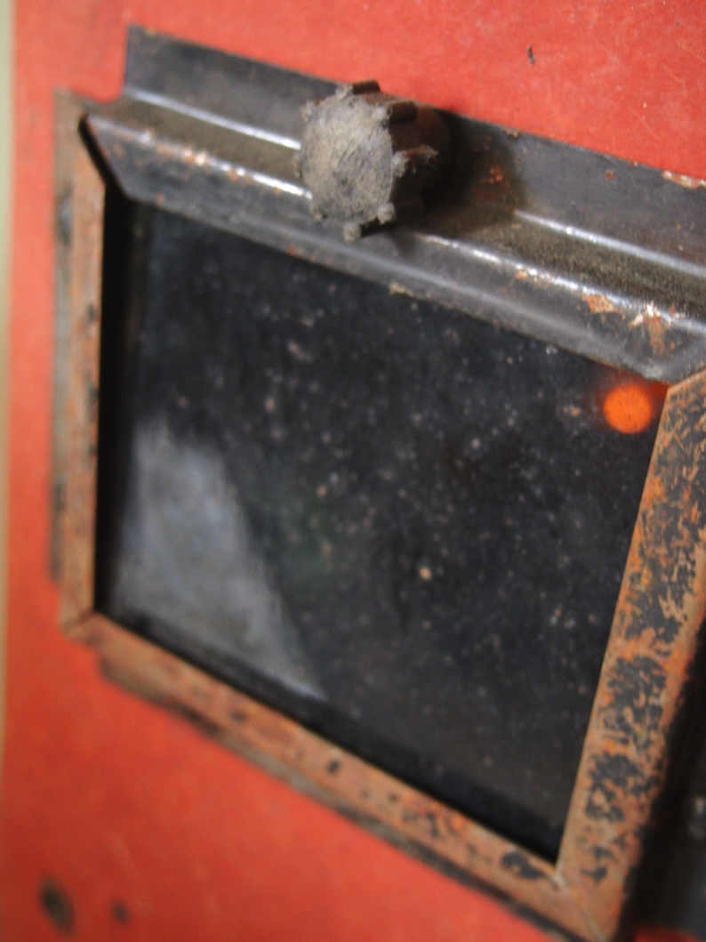 curiosité ancien masque de soudeur sur socle – Image 5