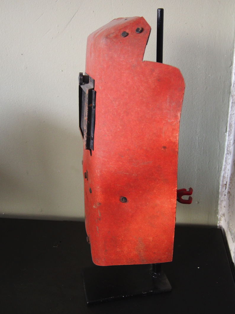 curiosité ancien masque de soudeur sur socle – Image 6