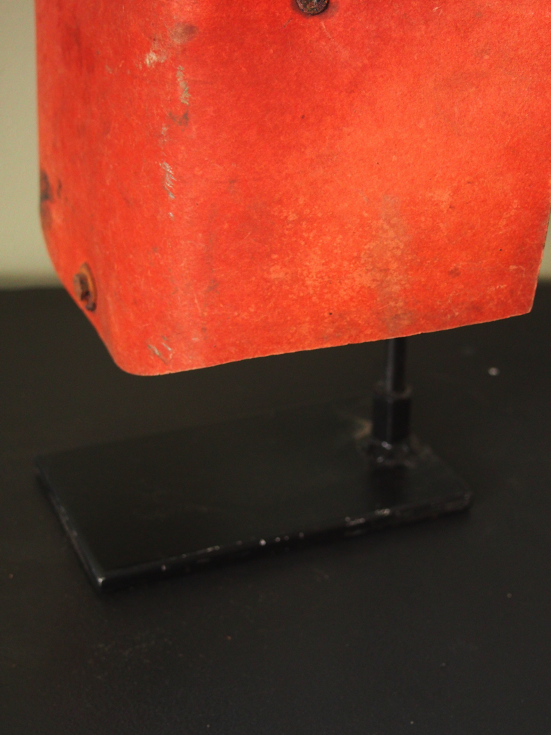 curiosité ancien masque de soudeur sur socle – Image 8