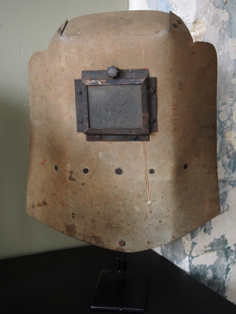 curiosité ancien masque de soudeur sur socle – Image 8