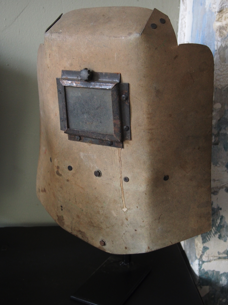 curiosité ancien masque de soudeur sur socle – Image 3