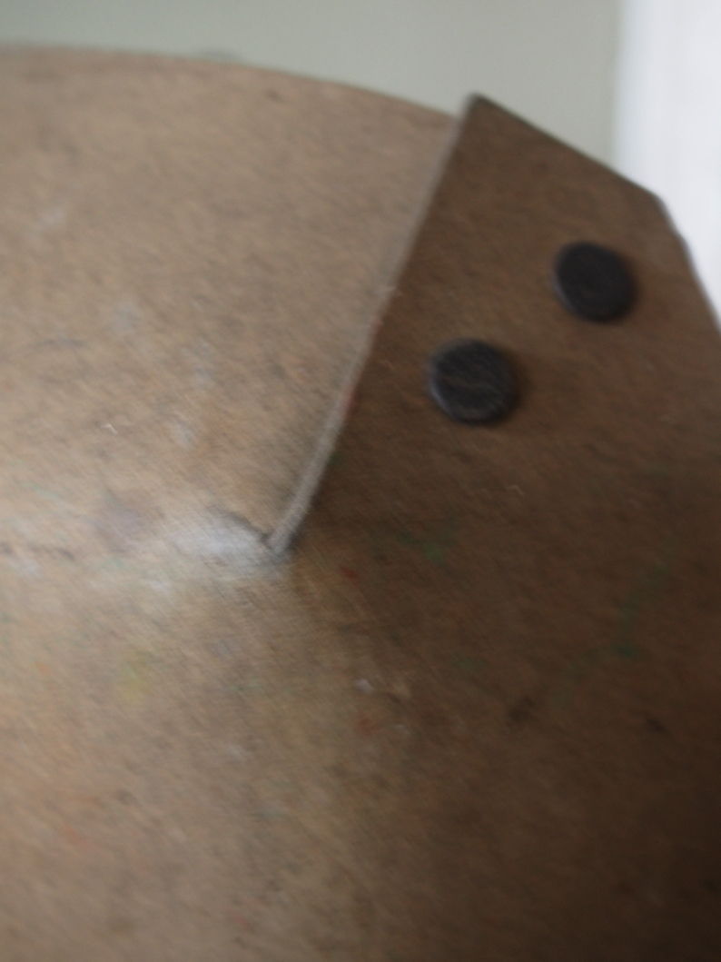 curiosité ancien masque de soudeur sur socle – Image 4