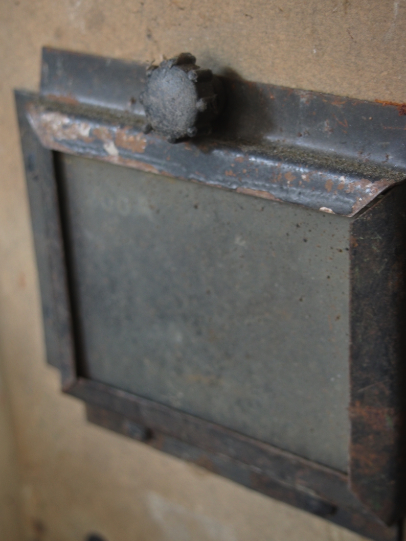 curiosité ancien masque de soudeur sur socle – Image 5