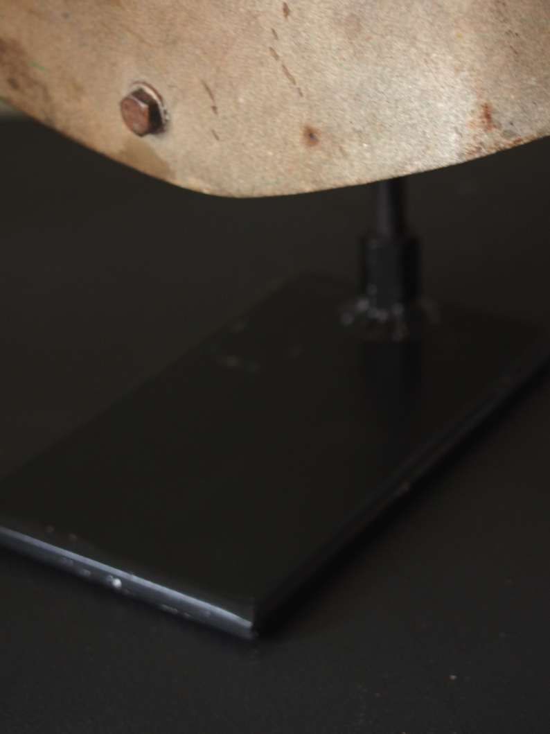 curiosité ancien masque de soudeur sur socle – Image 6