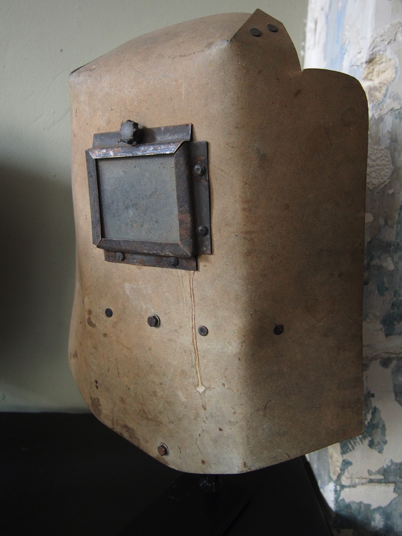 curiosité ancien masque de soudeur sur socle – Image 2