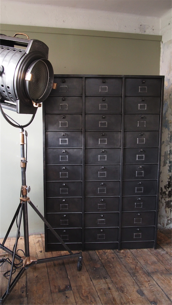 ancien grand meuble 30 casiers industriel a clapet strafor 1950 – Image 3