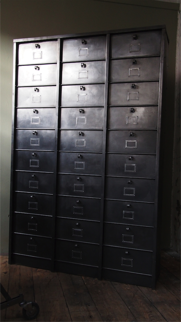 ancien grand meuble 30 casiers industriel a clapet strafor 1950 – Image 4