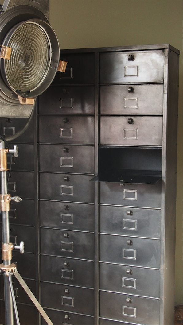 ancien grand meuble 30 casiers industriel a clapet strafor 1950 – Image 7