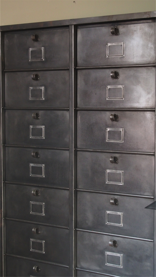 ancien grand meuble 30 casiers industriel a clapet strafor 1950 – Image 8