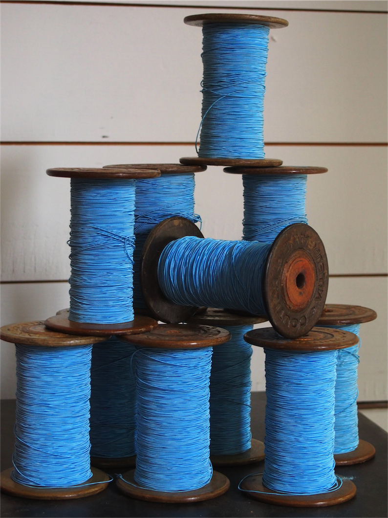 1 ancienne bobine bois COUTIER couleur bleu clair – Image 2