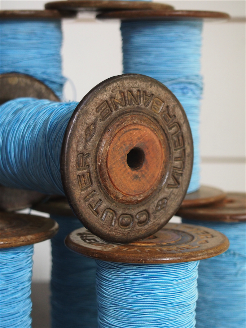 1 ancienne bobine bois COUTIER couleur bleu clair – Image 3