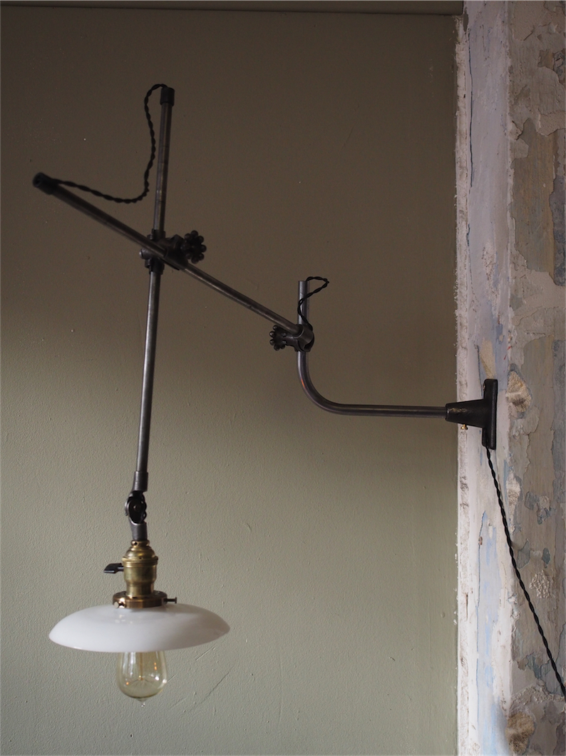 Rare Lampe applique O.C. White Industrielle opaline blanche la lampe de reference a new york dans les loft – Image 22