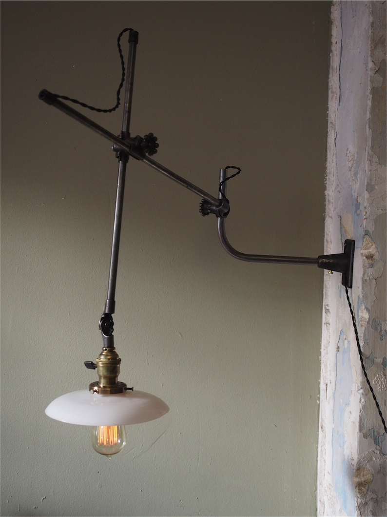Rare Lampe applique O.C. White Industrielle opaline blanche la lampe de reference a new york dans les loft – Image 18